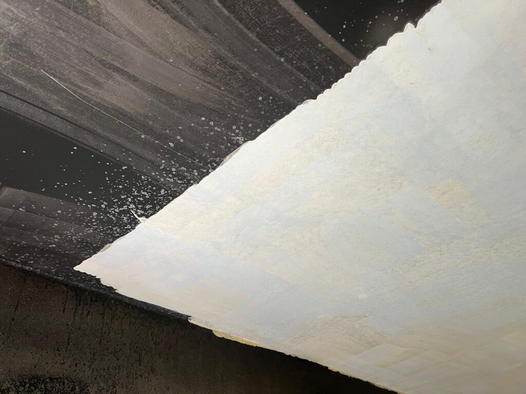 Ruß entfernen 15 Schonende Rußentfernung von einer Tapete mittels Laser: Effektive Brandschadensanierung ohne chemische Reinigungsmittel