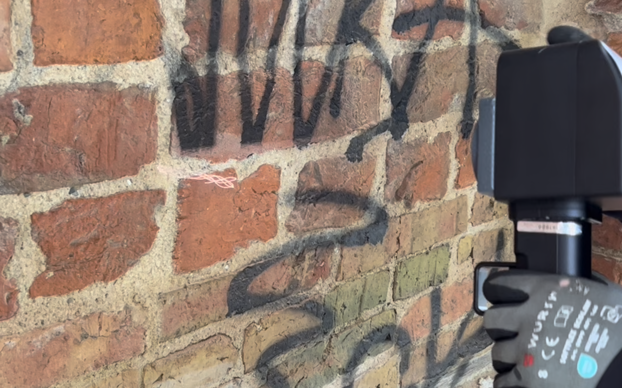 Graffiti entfernen 11 Graffiti entfernen Laser Denkmalgerechte Laser-Graffiti-Entfernung an einem Kloster: Laserreinigung auf historischem Backstein unter absolutem Erhalt der Brennhaut