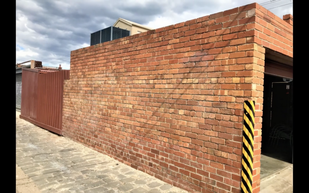 Graffiti entfernen 15 Nachher-Bild einer Graffitireinigung: Vollständige Beseitigung von Sprühfarbe auf Naturstein durch mobile Lasereinheit