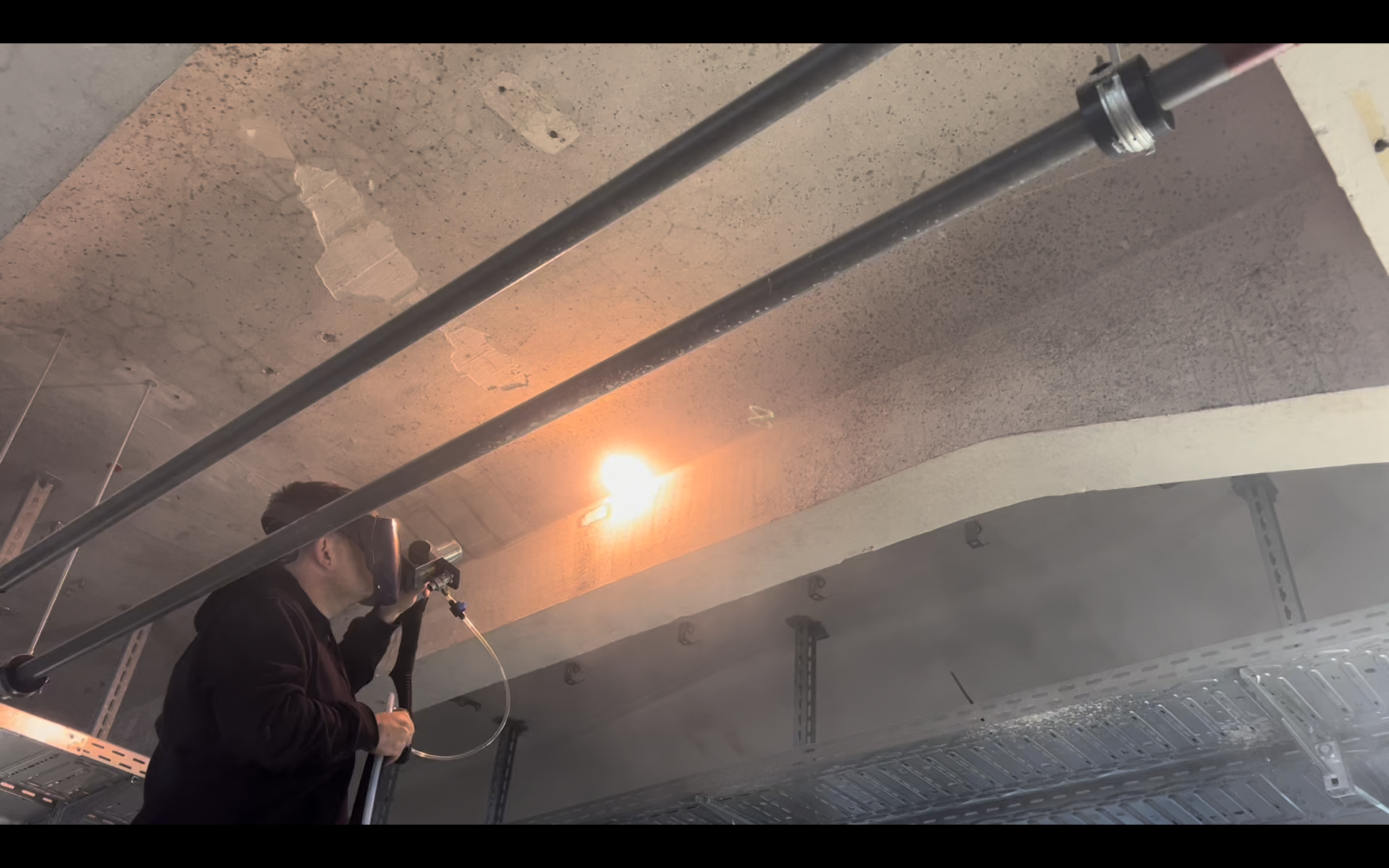 Schimmel entfernen 11 Schimmel entfernen laser Mobile Schimmelentfernung an einer Betondecke mittels Lasertechnologie – staubarm und ohne chemische Reinigungsmittel