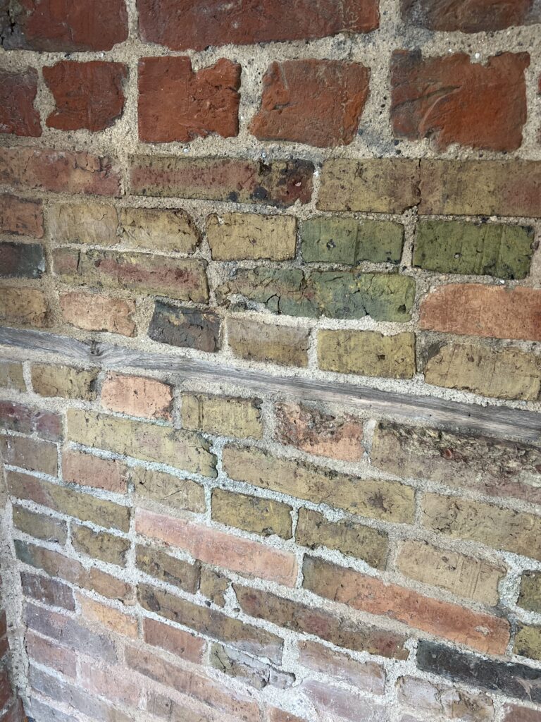 Graffiti entfernen 13 Nachher-Bild einer Graffitireinigung: Vollständige Beseitigung von Sprühfarbe auf Backstein Denkmalschutz durch mobile Lasereinheit