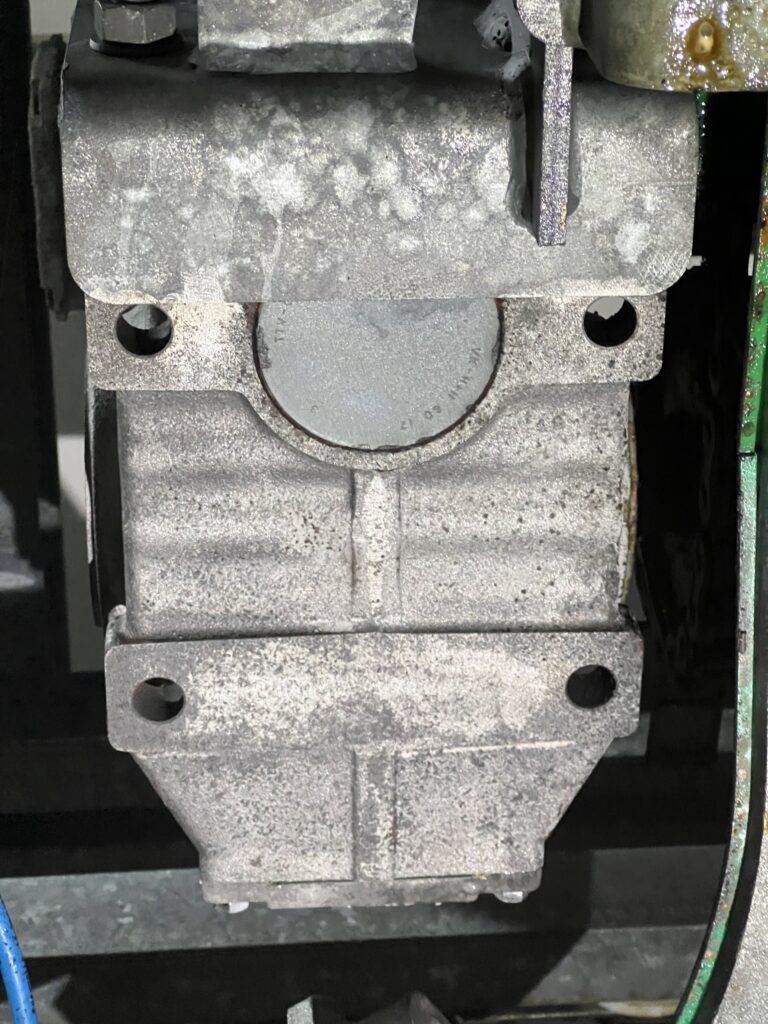 Öl und Verschmutzungen entfernen 13 Gereinigter Getriebemotor in der Unteransicht: Metallisch reine Oberfläche nach der Laserreinigung, frei von Öl, Fett und Verkrustungen