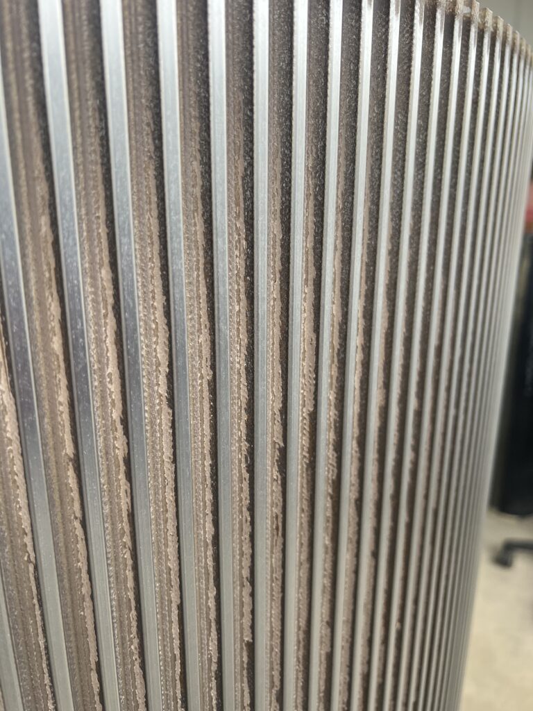 Laser-Formenreinigung 14 Verschmutzte Zahnriemenform mit hartnäckigen Produktionsrückständen und Korrosion vor der Laserreinigung